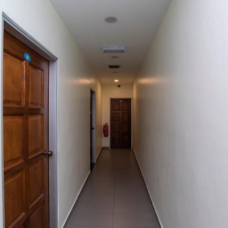 Oyo 44095 Bluewater Hotel Мерсинг Екстериор снимка