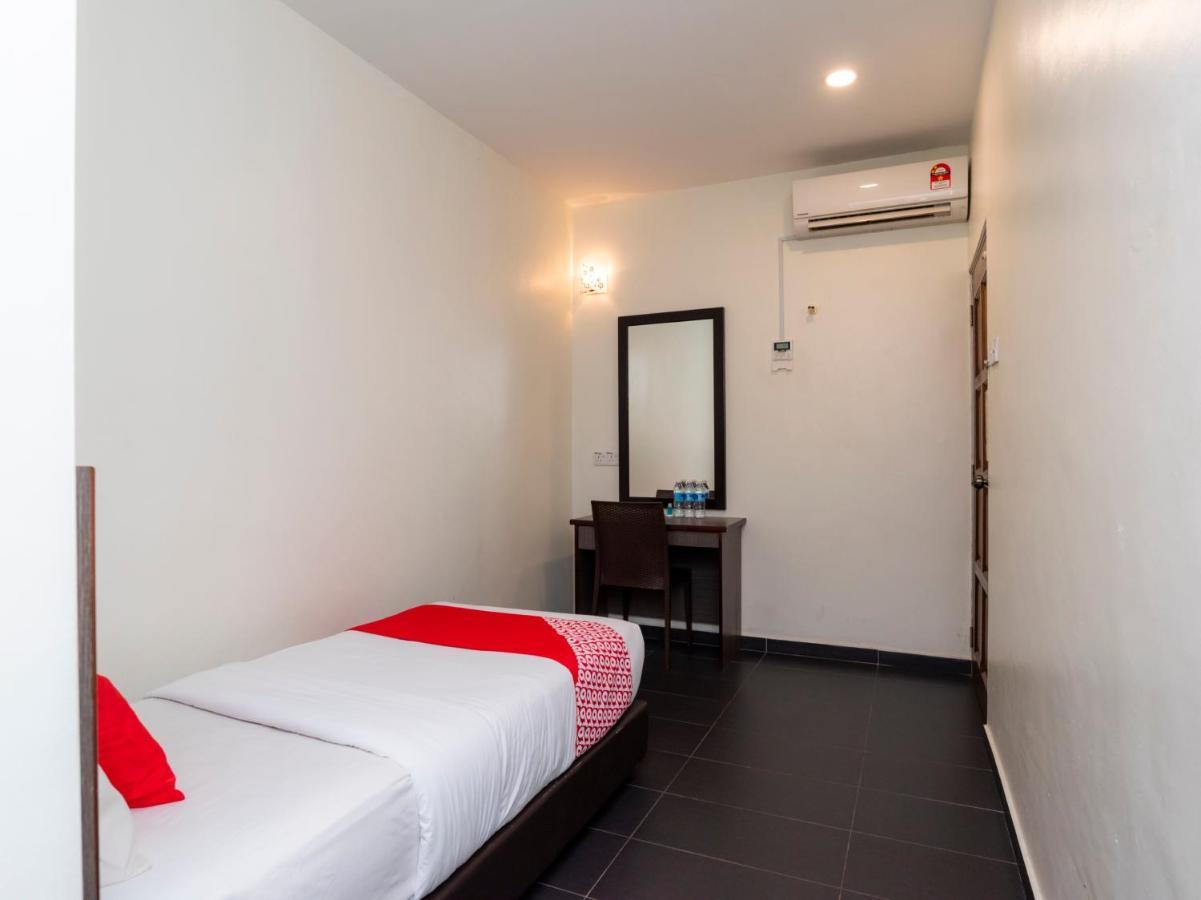 Oyo 44095 Bluewater Hotel Мерсинг Екстериор снимка