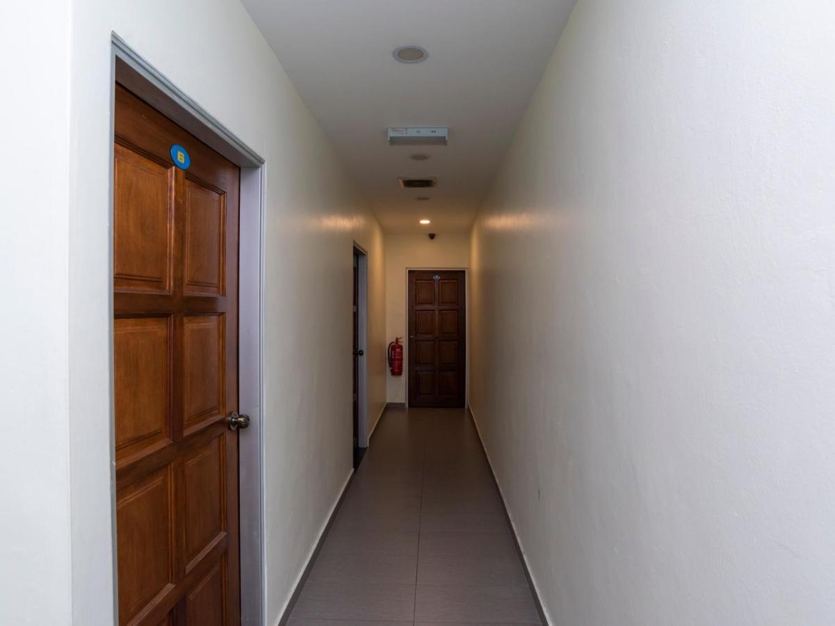 Oyo 44095 Bluewater Hotel Мерсинг Екстериор снимка