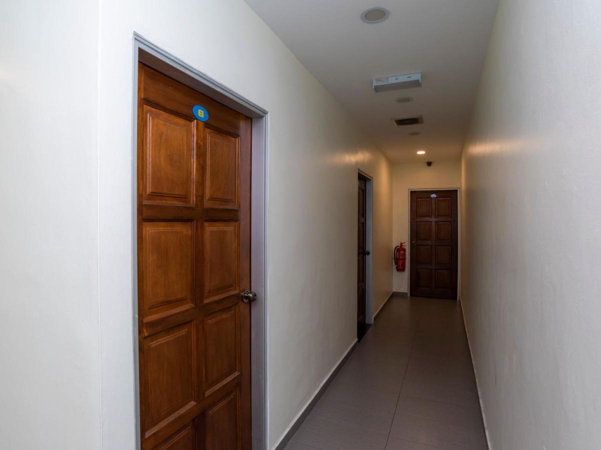 Oyo 44095 Bluewater Hotel Мерсинг Екстериор снимка